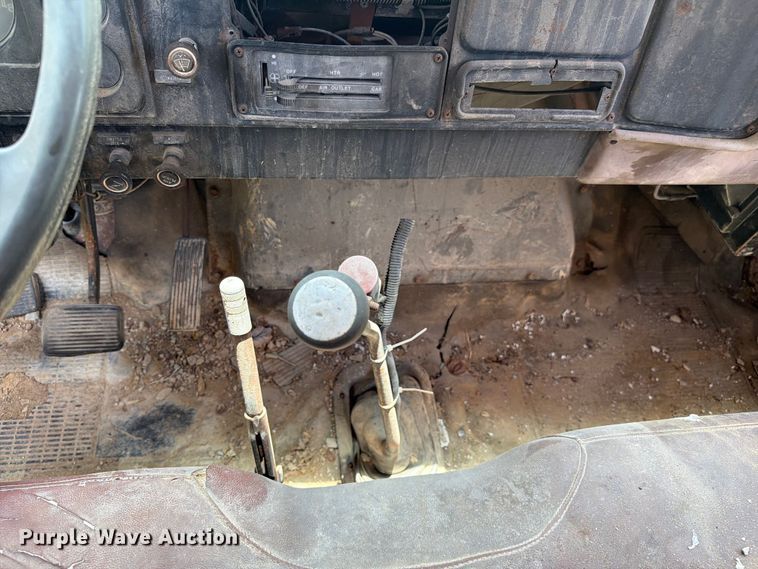 image for item FC3230 1981 International flatbed truck