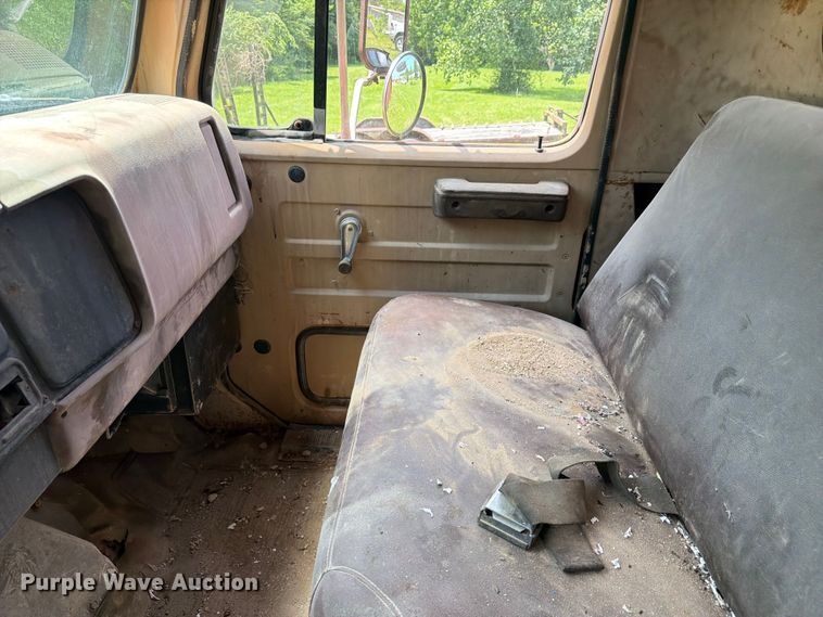 image for item FC3230 1981 International flatbed truck