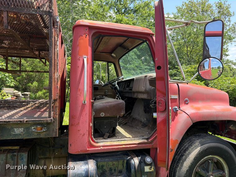 image for item FC3230 1981 International flatbed truck