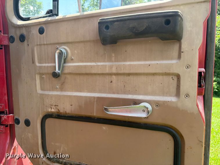 image for item FC3230 1981 International flatbed truck