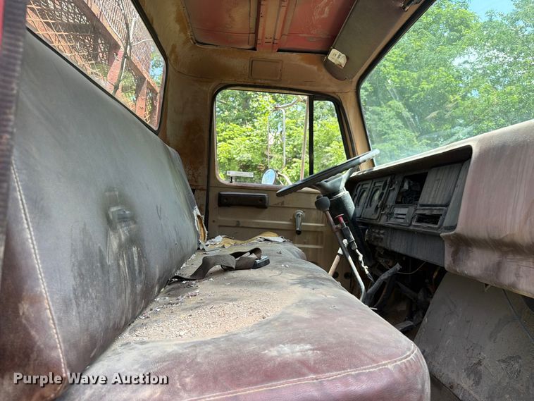image for item FC3230 1981 International flatbed truck