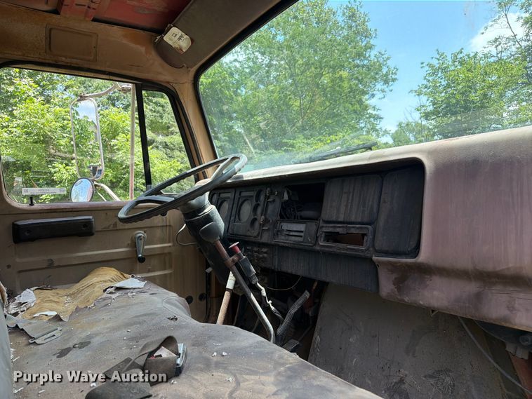 image for item FC3230 1981 International flatbed truck