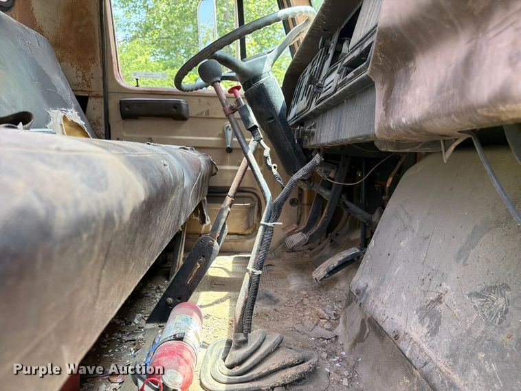image for item FC3230 1981 International flatbed truck