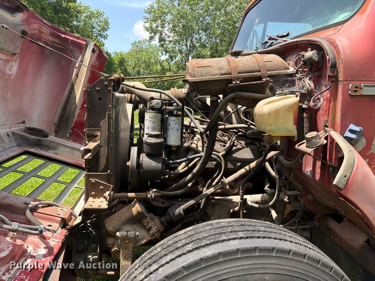 image for item FC3230 1981 International flatbed truck