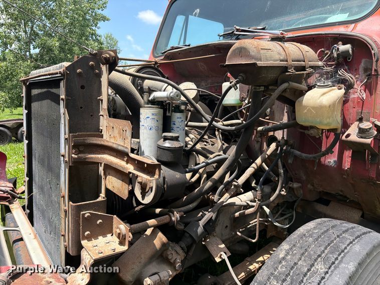 image for item FC3230 1981 International flatbed truck