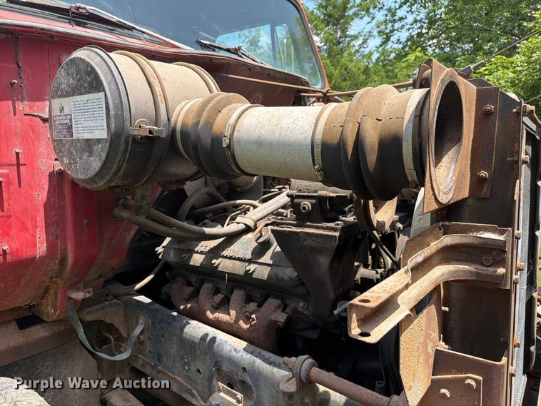 image for item FC3230 1981 International flatbed truck