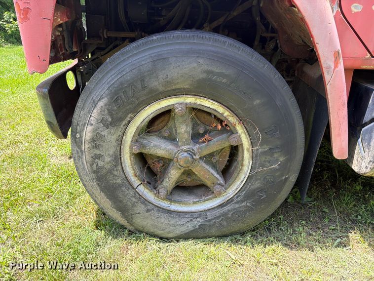 image for item FC3230 1981 International flatbed truck