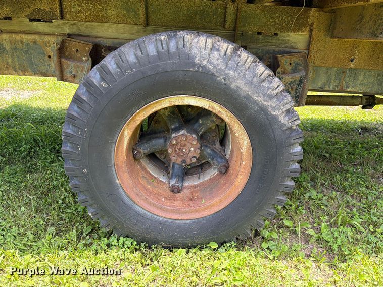 image for item FC3230 1981 International flatbed truck