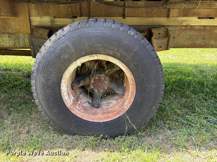 image for item FC3230 1981 International flatbed truck