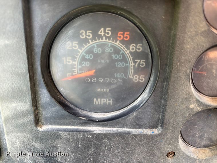 image for item FC3230 1981 International flatbed truck