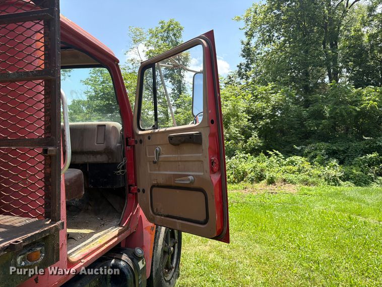 image for item FC3230 1981 International flatbed truck