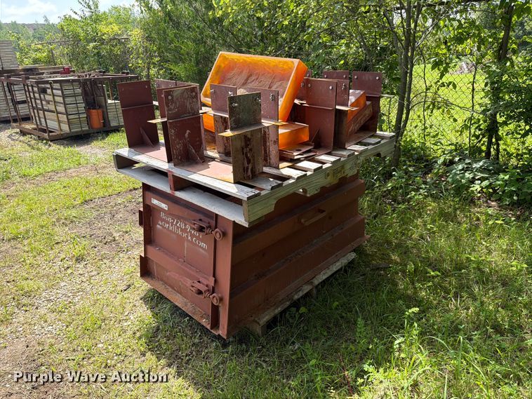 image for item FC3232 Concrete retaining block mold.
