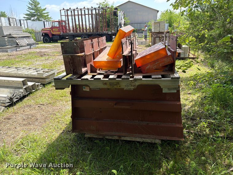image for item FC3232 Concrete retaining block mold.