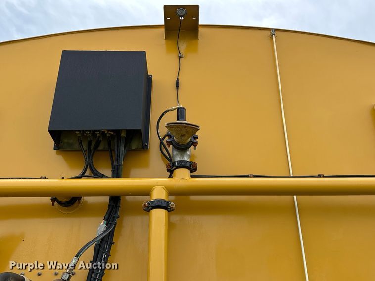 image for item FG0475 2015 Caterpillar 745C articulated water truck
