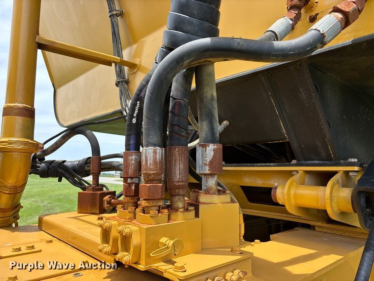 image for item FG0475 2015 Caterpillar 745C articulated water truck