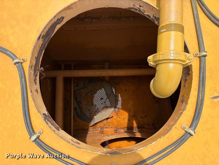 image for item FG0475 2015 Caterpillar 745C articulated water truck