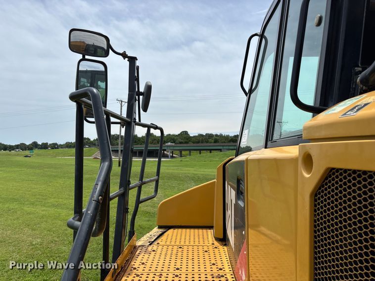 image for item FG0475 2015 Caterpillar 745C articulated water truck