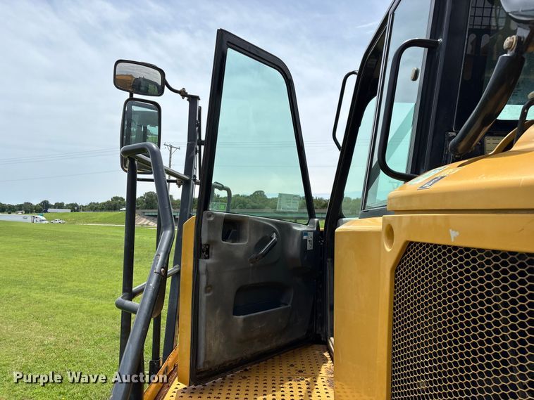 image for item FG0475 2015 Caterpillar 745C articulated water truck