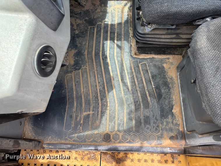 image for item FG0475 2015 Caterpillar 745C articulated water truck
