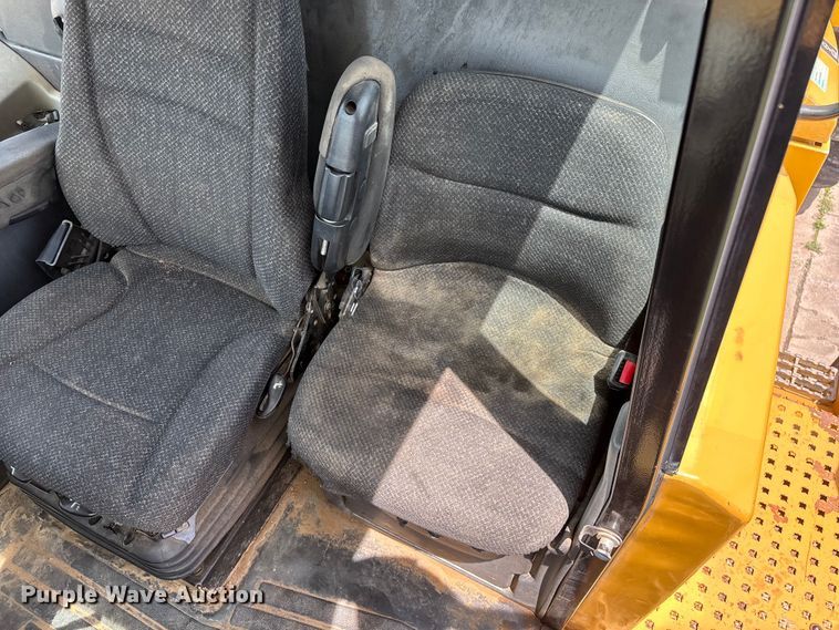 image for item FG0475 2015 Caterpillar 745C articulated water truck