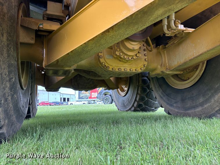 image for item FG0475 2015 Caterpillar 745C articulated water truck