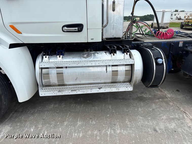 image for item FG0490 2016 Peterbilt 567 semi truck