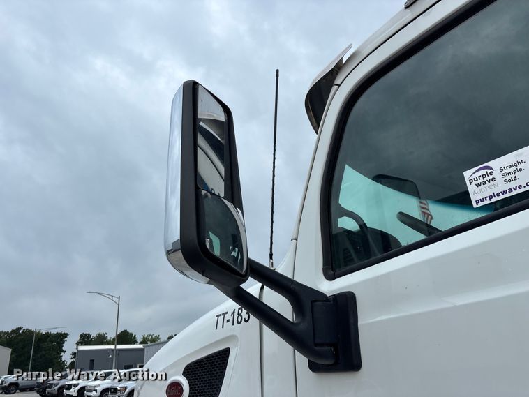 image for item FG0490 2016 Peterbilt 567 semi truck