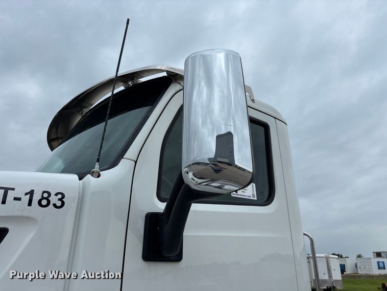 image for item FG0490 2016 Peterbilt 567 semi truck
