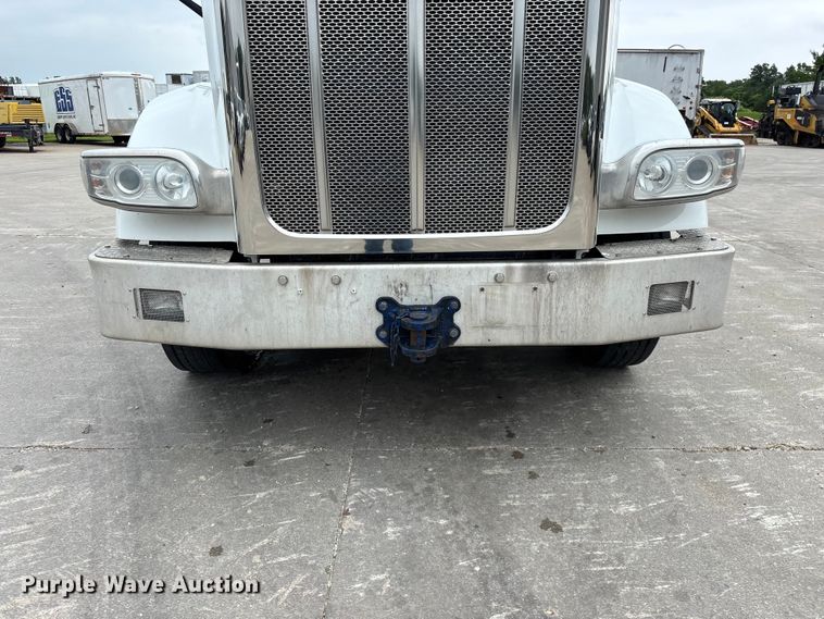 image for item FG0490 2016 Peterbilt 567 semi truck