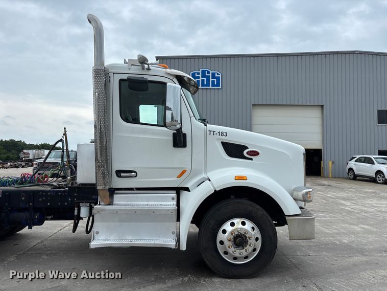 image for item FG0490 2016 Peterbilt 567 semi truck