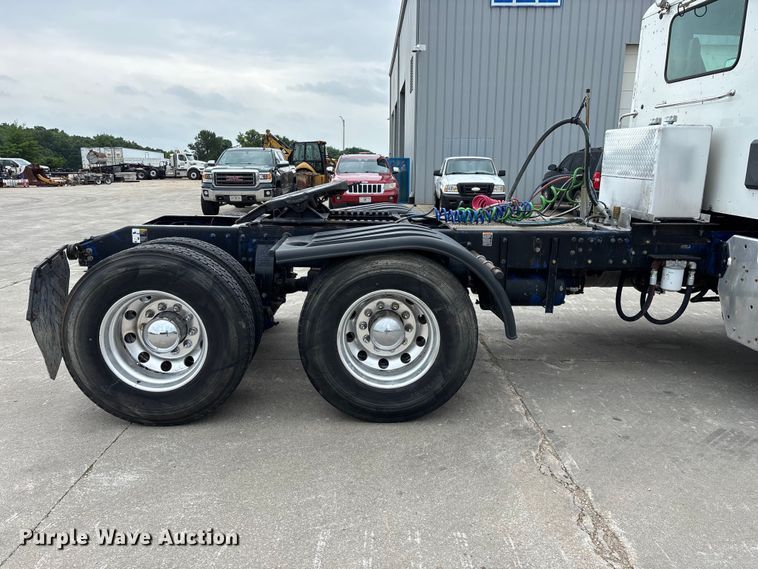image for item FG0490 2016 Peterbilt 567 semi truck