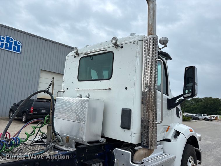 image for item FG0490 2016 Peterbilt 567 semi truck