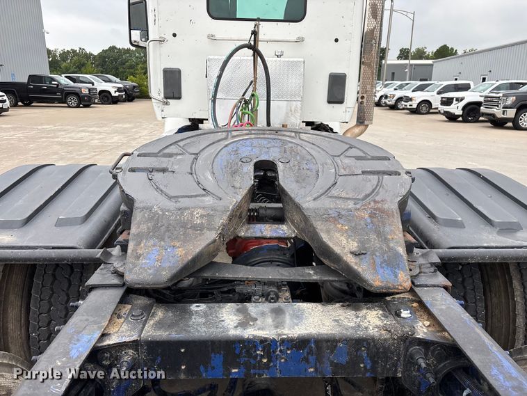 image for item FG0490 2016 Peterbilt 567 semi truck
