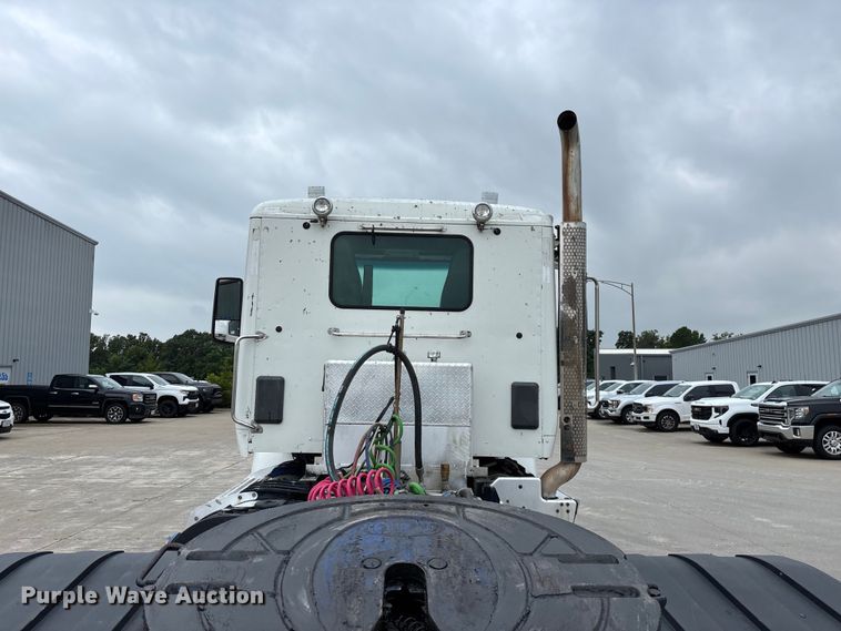 image for item FG0490 2016 Peterbilt 567 semi truck