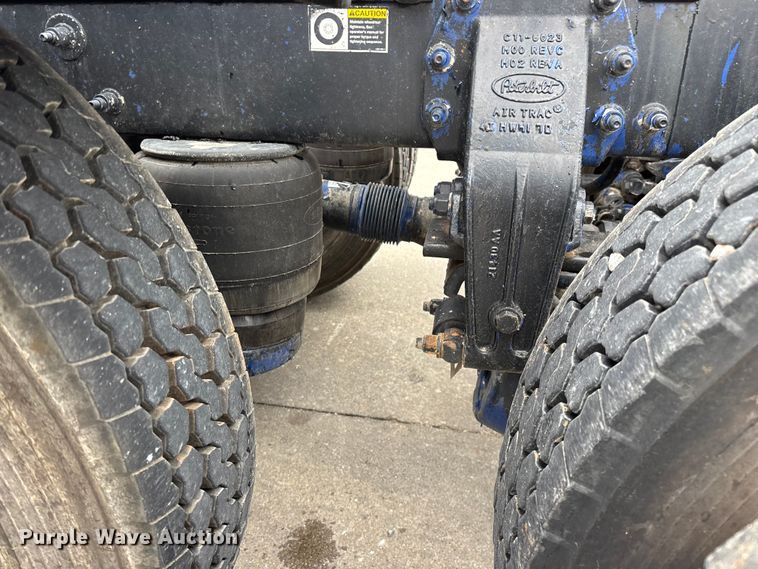 image for item FG0490 2016 Peterbilt 567 semi truck