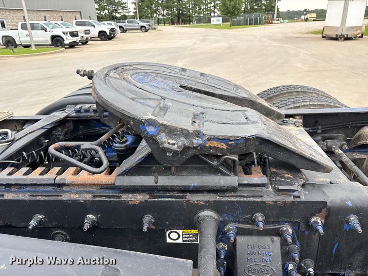 image for item FG0490 2016 Peterbilt 567 semi truck