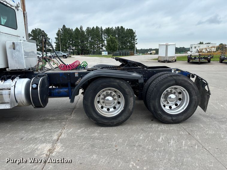 image for item FG0490 2016 Peterbilt 567 semi truck