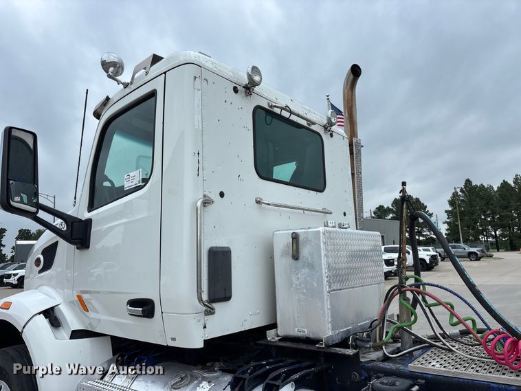 image for item FG0490 2016 Peterbilt 567 semi truck