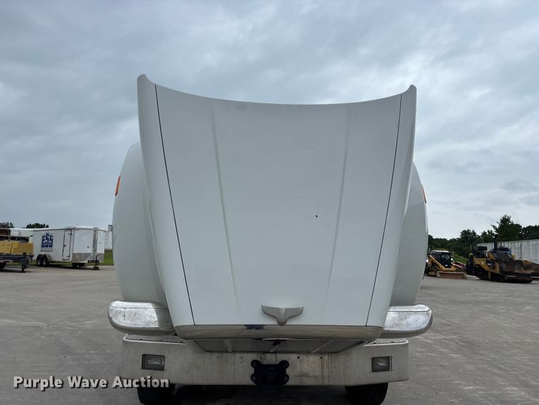 image for item FG0490 2016 Peterbilt 567 semi truck