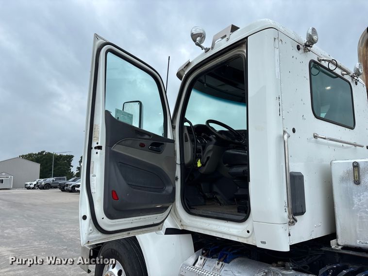 image for item FG0490 2016 Peterbilt 567 semi truck
