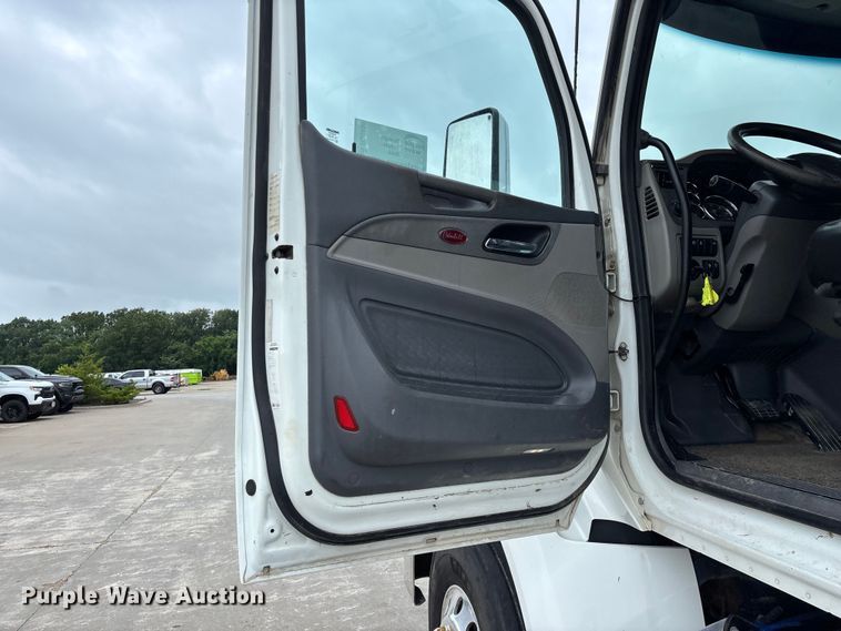image for item FG0490 2016 Peterbilt 567 semi truck