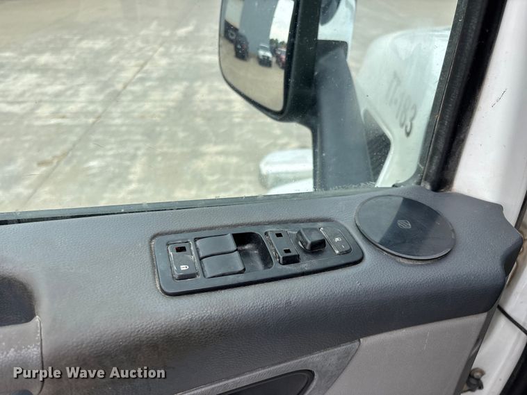 image for item FG0490 2016 Peterbilt 567 semi truck