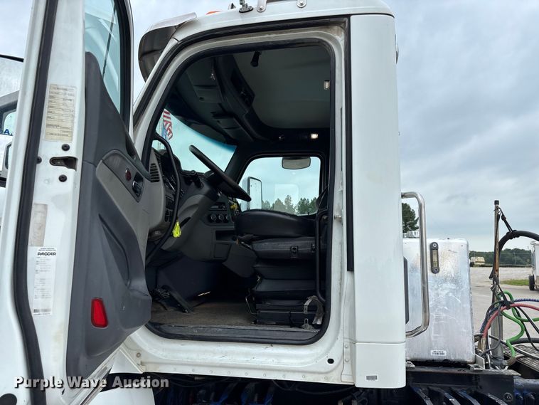 image for item FG0490 2016 Peterbilt 567 semi truck