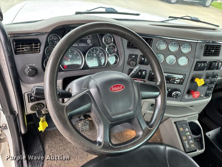 image for item FG0490 2016 Peterbilt 567 semi truck