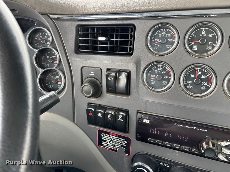 image for item FG0490 2016 Peterbilt 567 semi truck