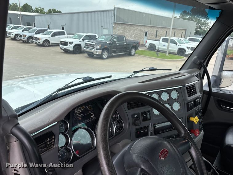 image for item FG0490 2016 Peterbilt 567 semi truck