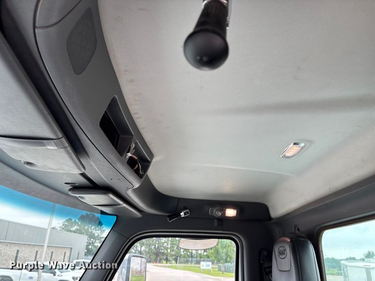 image for item FG0490 2016 Peterbilt 567 semi truck