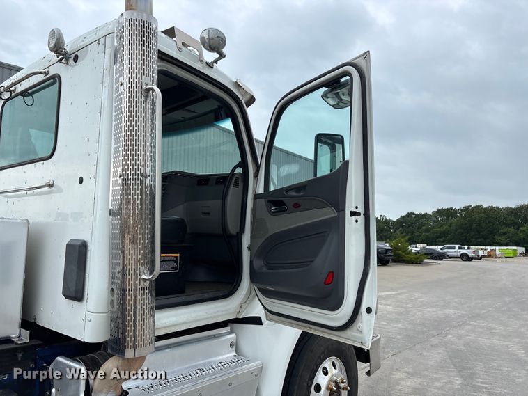 image for item FG0490 2016 Peterbilt 567 semi truck