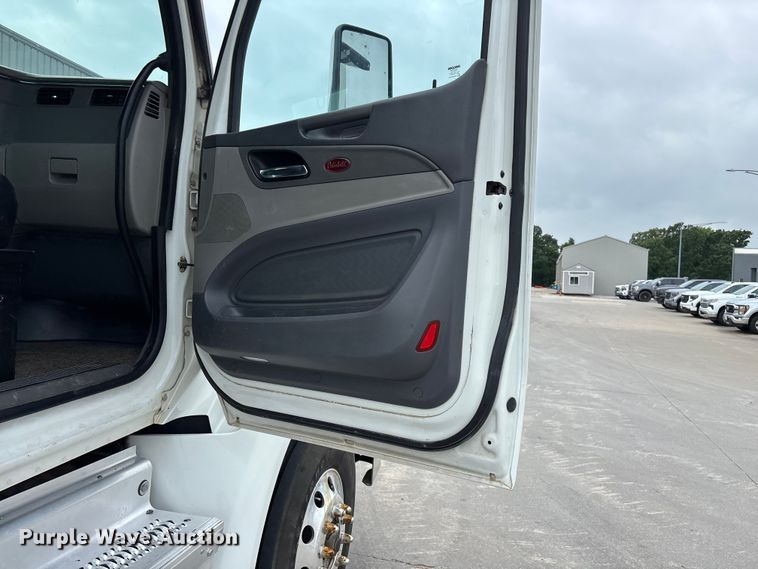 image for item FG0490 2016 Peterbilt 567 semi truck