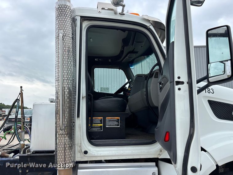 image for item FG0490 2016 Peterbilt 567 semi truck